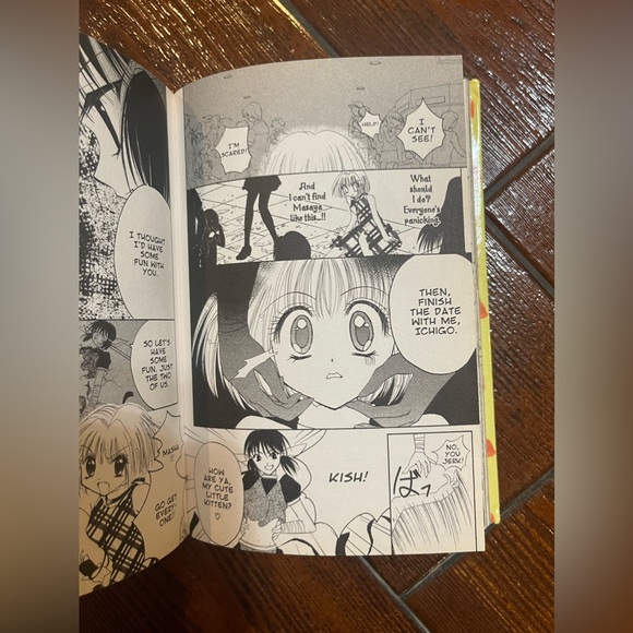 MewMew Hardcover Volume 4 Book - Picture 9 of 9